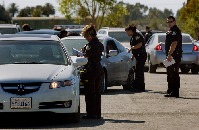 sacramento_sheriffs_interview_spectators_after_shooting.JPG